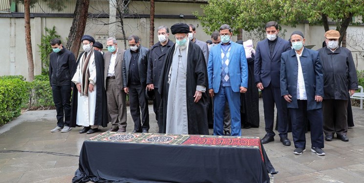  رهبر انقلاب بر پیکر مرحوم حسن غفوری‌فرد اقامه نماز کردند 