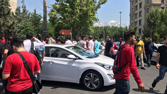 تجمع دوباره هواداران پرسپولیس مقابل باشگاه