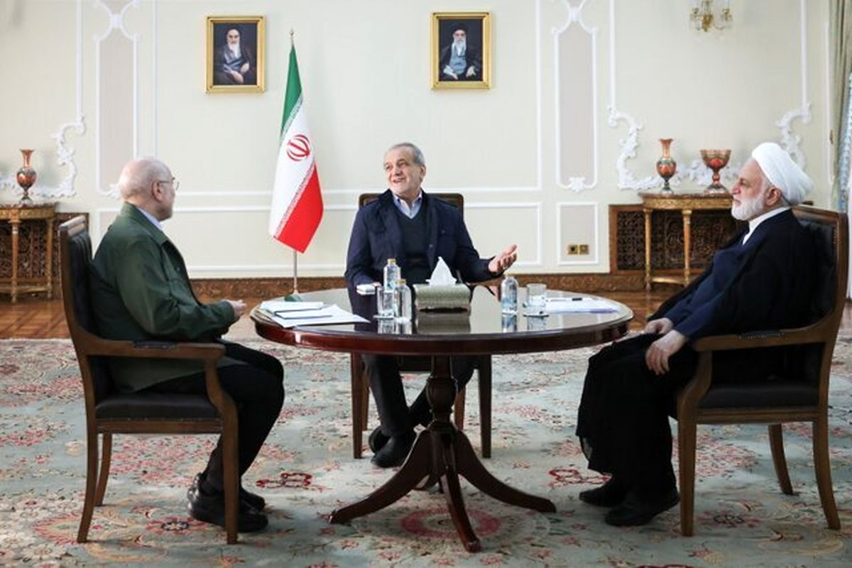 
نشست مشترک سران قوا به میزبانی رئیس جمهور
