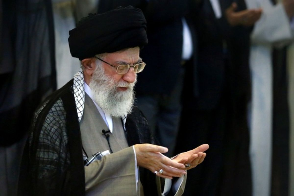 رهبر انقلاب بر پیکر آیت‌الله هاشمی‌شاهرودی اقامه نماز می‌کنند