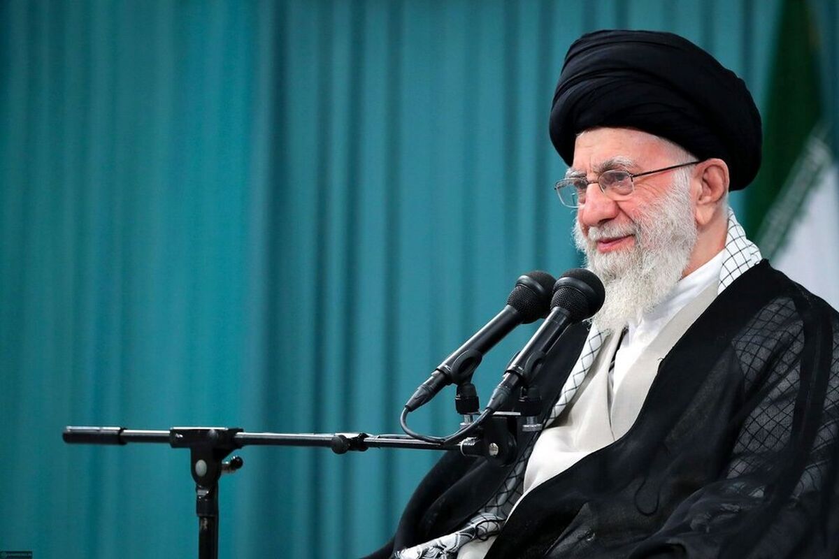 ساعت کتاب خواندن رهبر معظم انقلاب و مطالعه چند جلد کتابِ قطور در اتوبوس