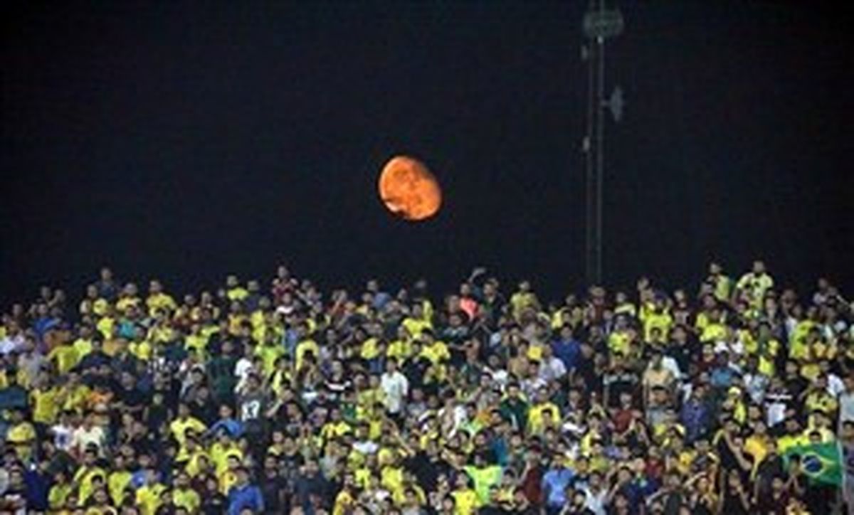 حاشیه دیدار پرسپولیس و پارس جنوبی/ بادکنک های زرد در بین تماشاگران