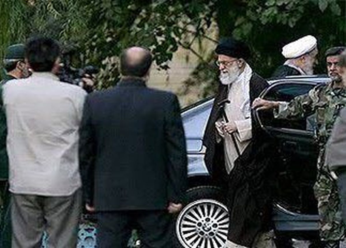 چرا رهبر انقلاب سوار ماشین خارجی شدند؟ +فیلم
