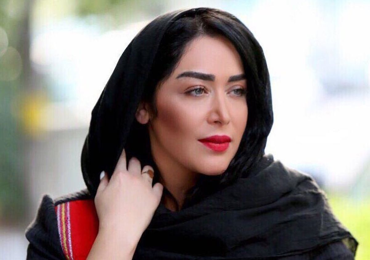 عکس هنری خانم بازیگر بر سر مزار حافظ