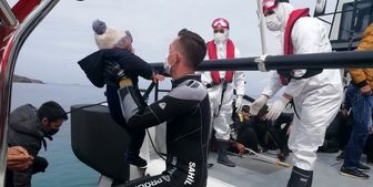 نیروهای گارد ساحلی یونان پناهجویان را می‌سوزانند