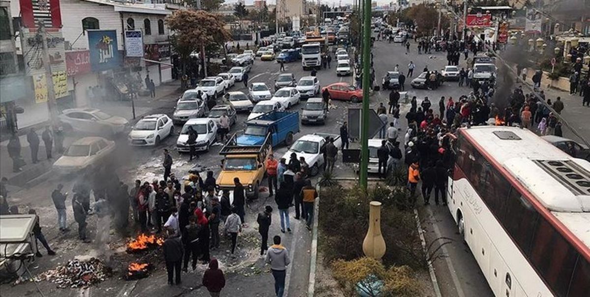 دستگاه قضا با دولتمردان سابق برخورد کند 