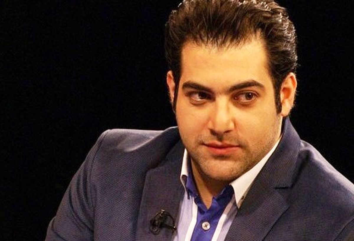 آقای مجری در مقابل کلیسای معروف بارسلون/عکس