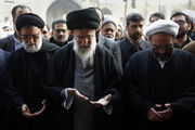 رهبر انقلاب بر پیکر آیت‌الله واعظ طبسی نماز می‌خوانند