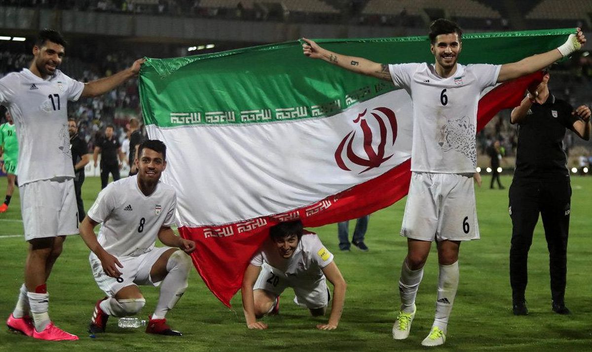 روس‌ها با بازوبند مشکی مقابل تیم ملی ایران 
