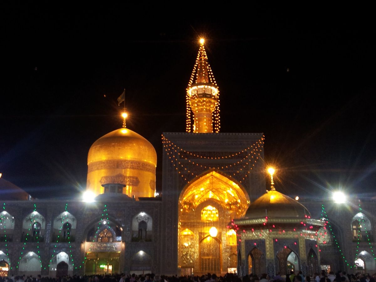تعویض پرچم گنبد امام رضا(ع)/ عکس