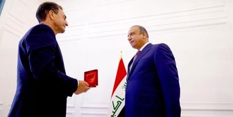 ماکرون به الکاظمی مدال افتخار داد