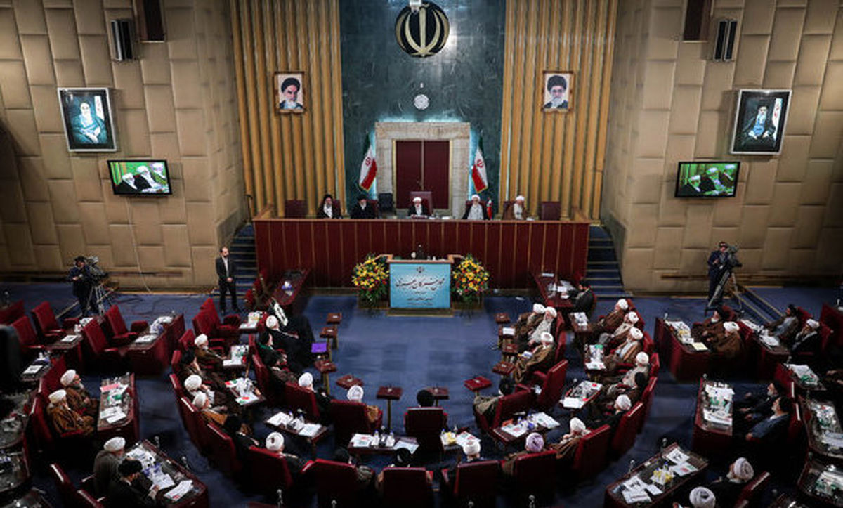 علوی روی صندلی مصباح یزدی نشست!
