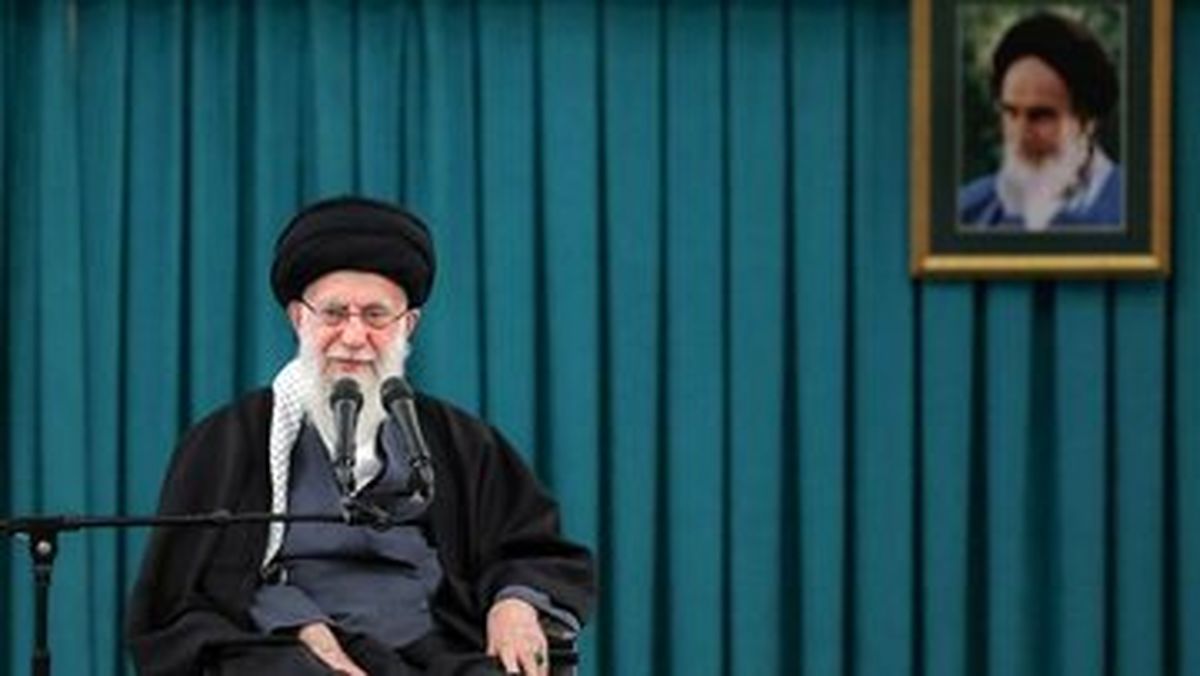 پوستر معنادار در توئیتر سایت رهبر انقلاب/عکس