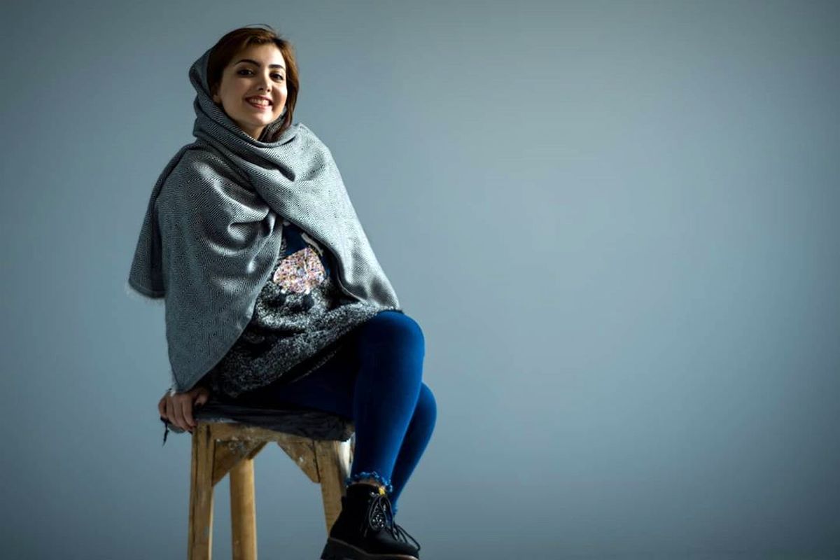 رقص گل های داوودی در دستان زیبا کرمعلی /عکس