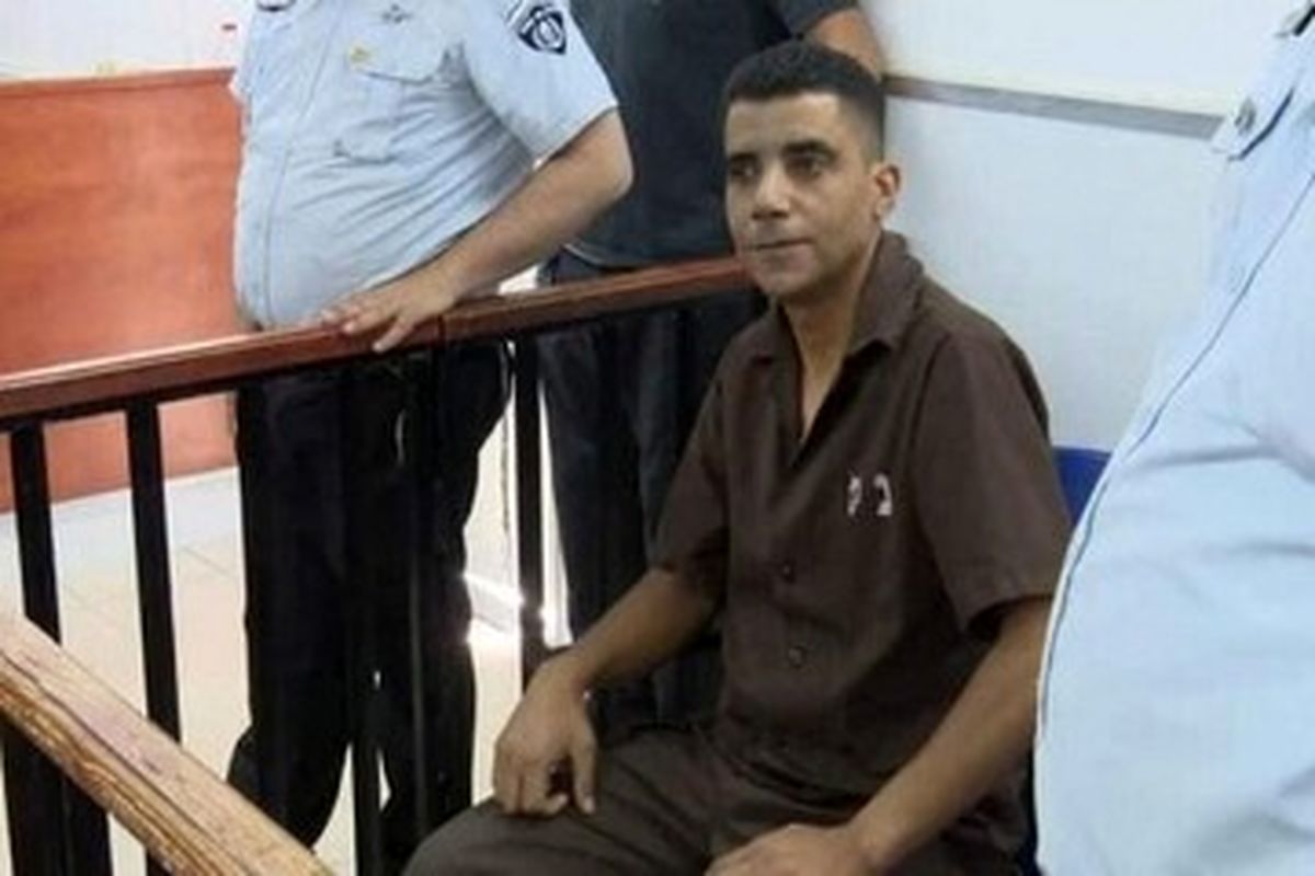 لحظه آزادی فرمانده؛ اسیر مشهور فلسطینی علامت پیروزی نشان می دهد+ ویدئو | زکریا الزبیدی کیست؟

