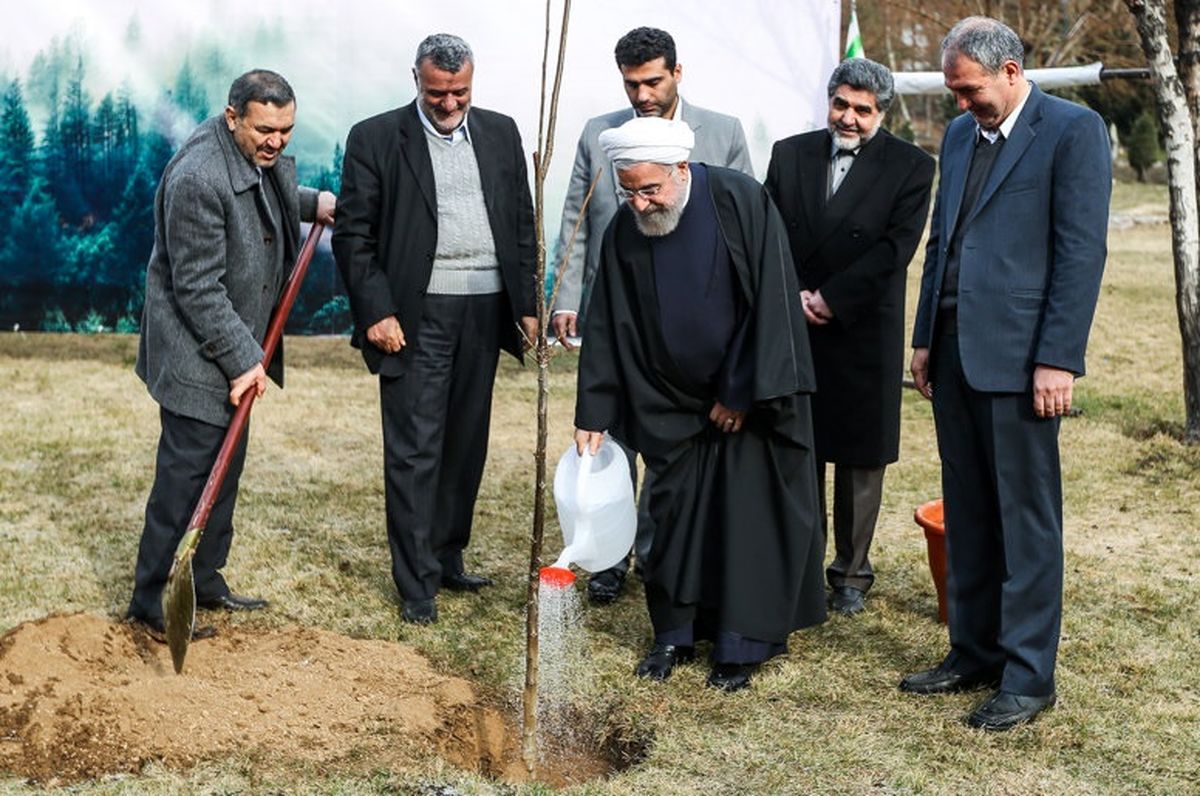 روحانی یک اصله نهال در سعدآباد غرس کرد 