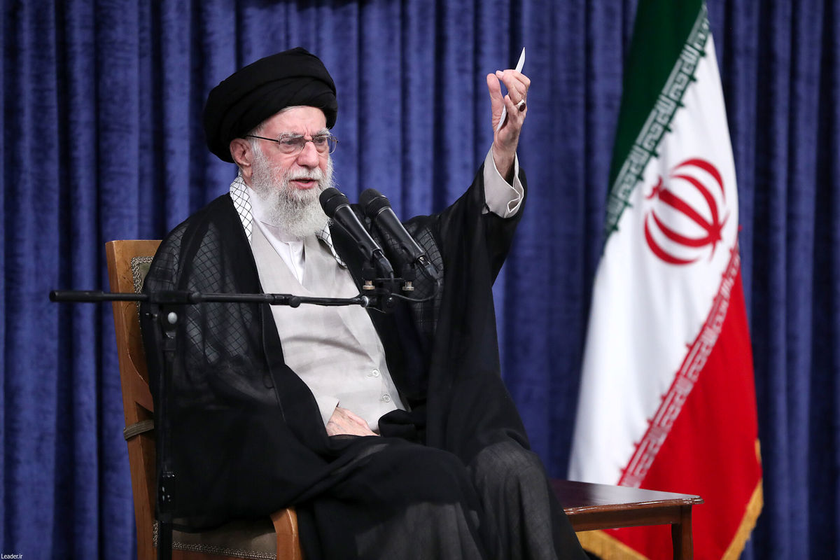 مسئولان باید با قوت و روحیه کامل به کار خود ادامه دهند