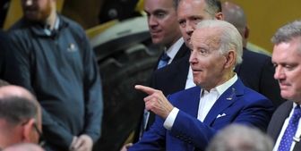 خرابکاری یک پرنده روی کت بایدن + فیلم