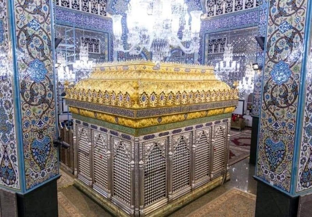 نصب تاج جدید ضریح مطهر حضرت زینب (س) + عکس
