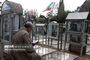 لحظات تحویل سال در گلزار شهدای تهران
