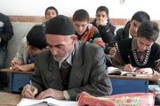 پیرمرد 79 ساله ملایری در کلاس درس