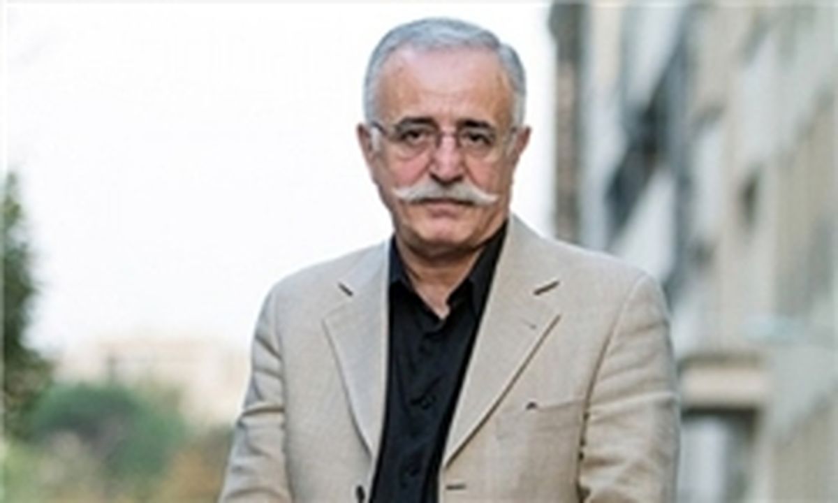 استاد گریم سینمای ایران بر تخت پادشاهی هندی/عکس