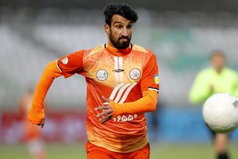 حرکت جنجالی کاپیتان سابق پرسپولیس/ پیراهن استقلال در دست حسین ماهینی+عکس