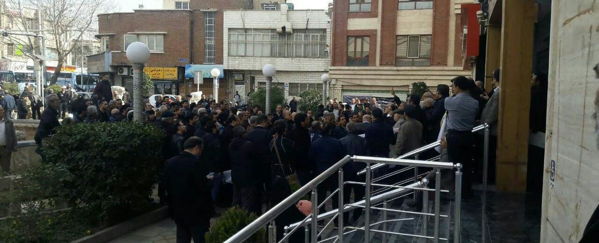 تجمع کسبه ساختمان پلاسکو در مقابل شهرداری منطقه 12