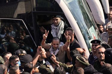 استقبال از اسرای آزاد شده فلسطینی از دریچه دوربین‌ها/گزارش تصویری