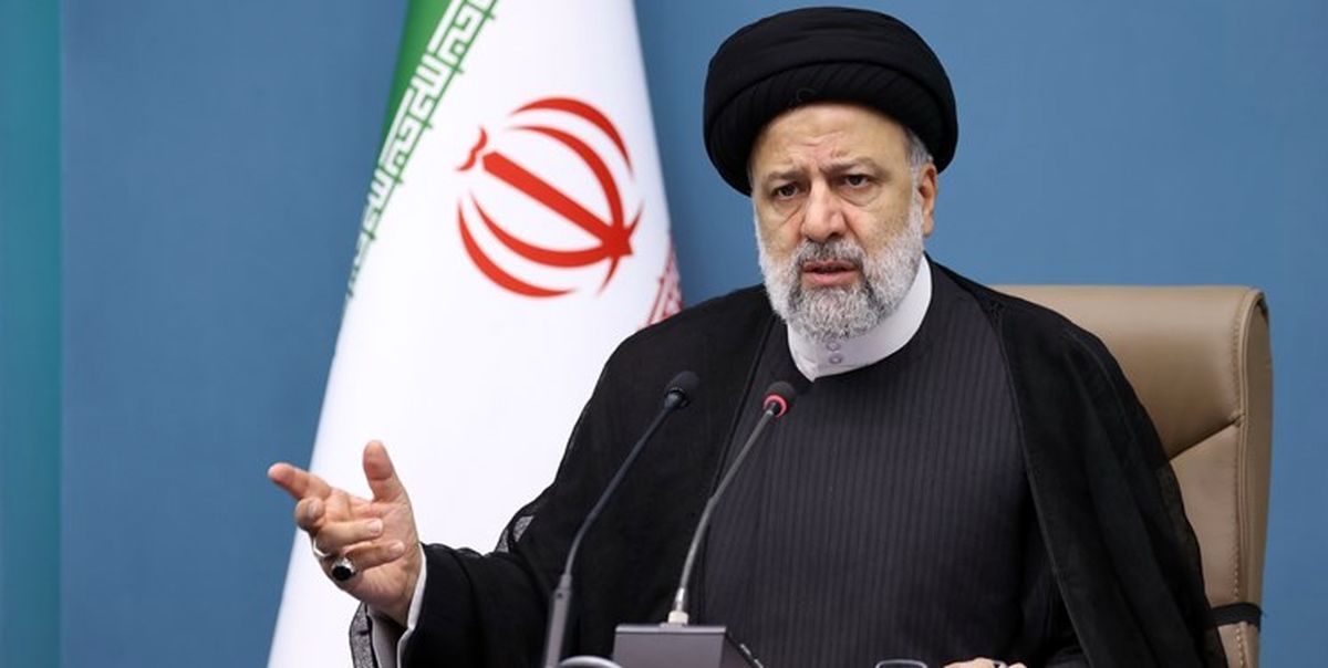 تصویری از فاتحه خوانی رئیسی بر سر مزار هاشمی