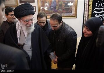 حضور رهبر معظم انقلاب در منزل شهید حاج قاسم سلیمانی