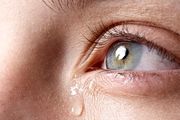 چگونه اشک خود را در زمان احساسی شدن، کنترل کنیم؟