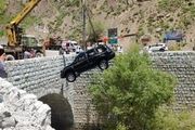 سقوط خودرو پرادو به داخل رودخانه کرج +عکس