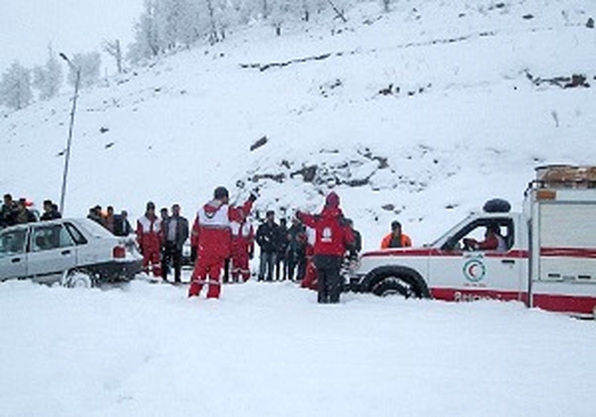 ۸ سلماسی گرفتار در برف و کولاک نجات یافتند