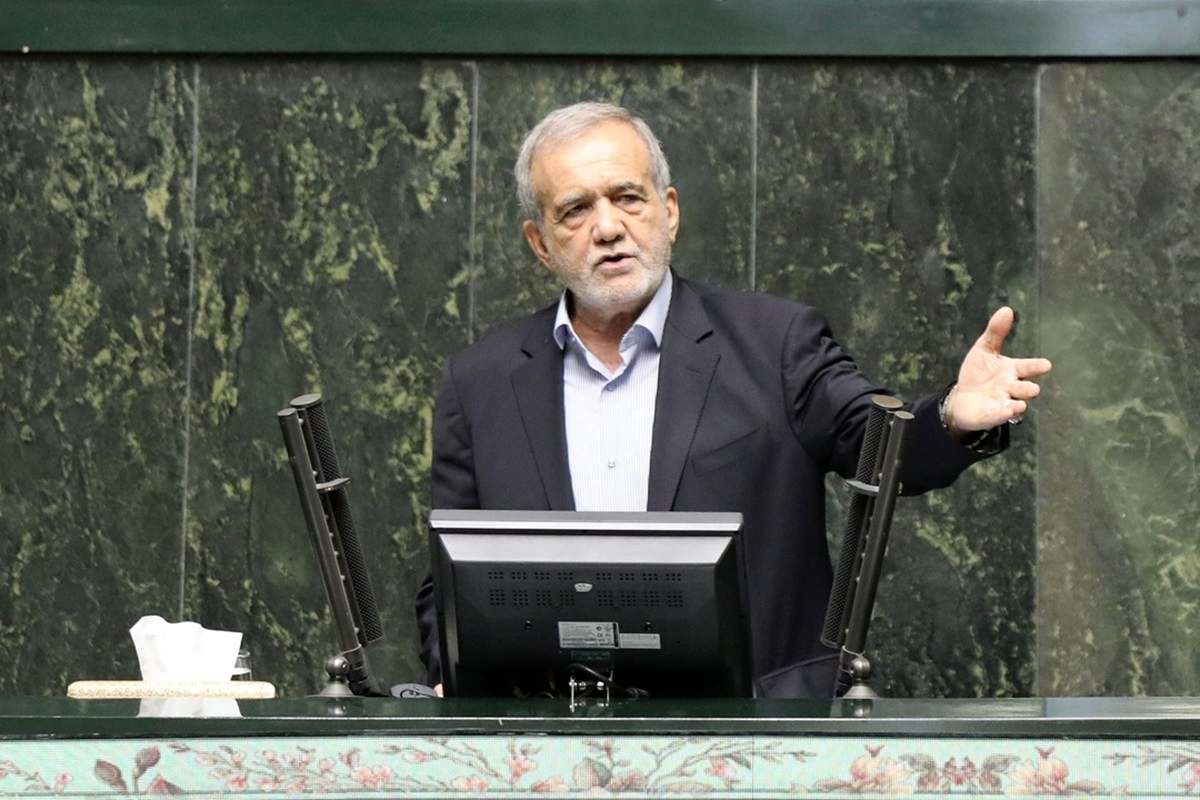  پزشکیان: عینکم را نیاوردم؛ به بچه‌ها بگویید یک عینک بدهند +فیلم