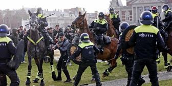 حمله سگ‌های پلیس به معترضان به محدودیت های کرونایی در هلند+ فیلم