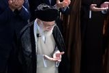بدرقه آقای شهید ایران با شعار «باید برخاست» و با نماد «مشت گره کرده» انجام می‌شود