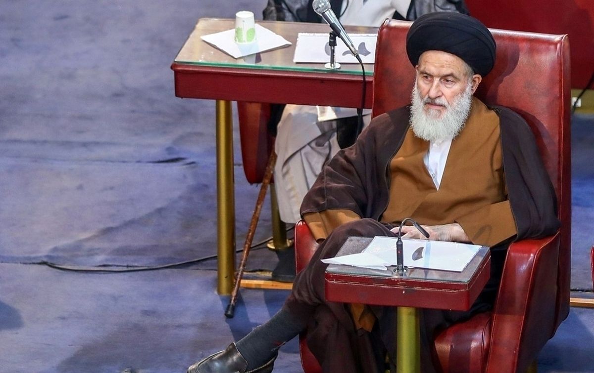 پوتین وقتی پیش رهبری می آید روی لبه مبل می نشیند