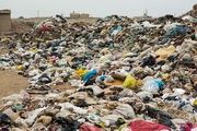 برخی شهروندان زباله را به جای مخزن در جوی‌ها می‌ریزند 
