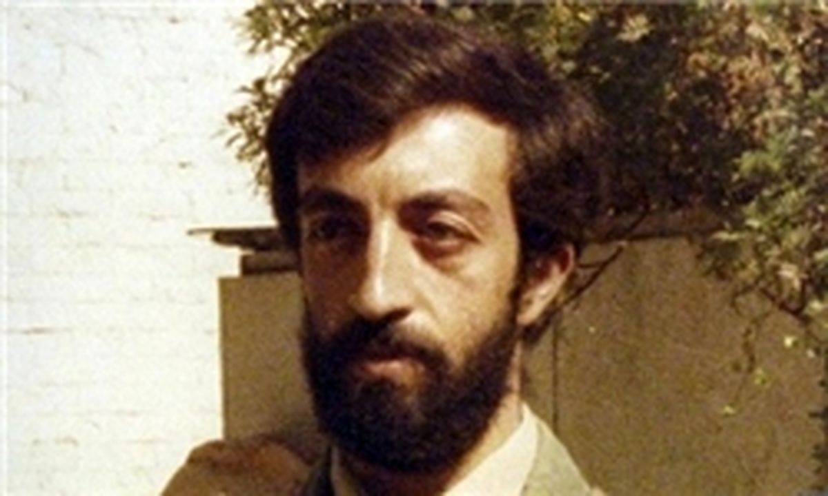 شهیدی که بر فراز سفارت طاغوت در لندن عکس امام(ره) را جایگزین شاه کرد
