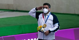 اهدای دو مدال طلای جواد فروغی به موزه آستان قدس رضوی
