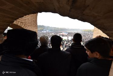 نصف جهان، زاینده رود را فریاد زد