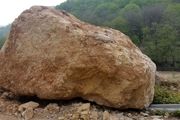 سقوط سنگ غول پیکر در جاده قدیم چالوس مرزن آباد+ تصاویر