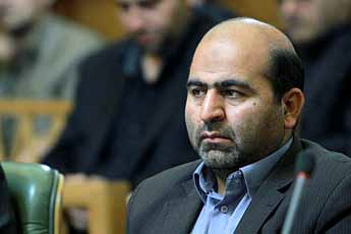 قناعتی: شهرداری درباره درآمد ناشی از تخلفات پارکینگ اطلاعاتی به شورا نداده است