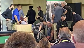 سلمان رشدی از دستگاه تنفس مصنوعی جدا شد