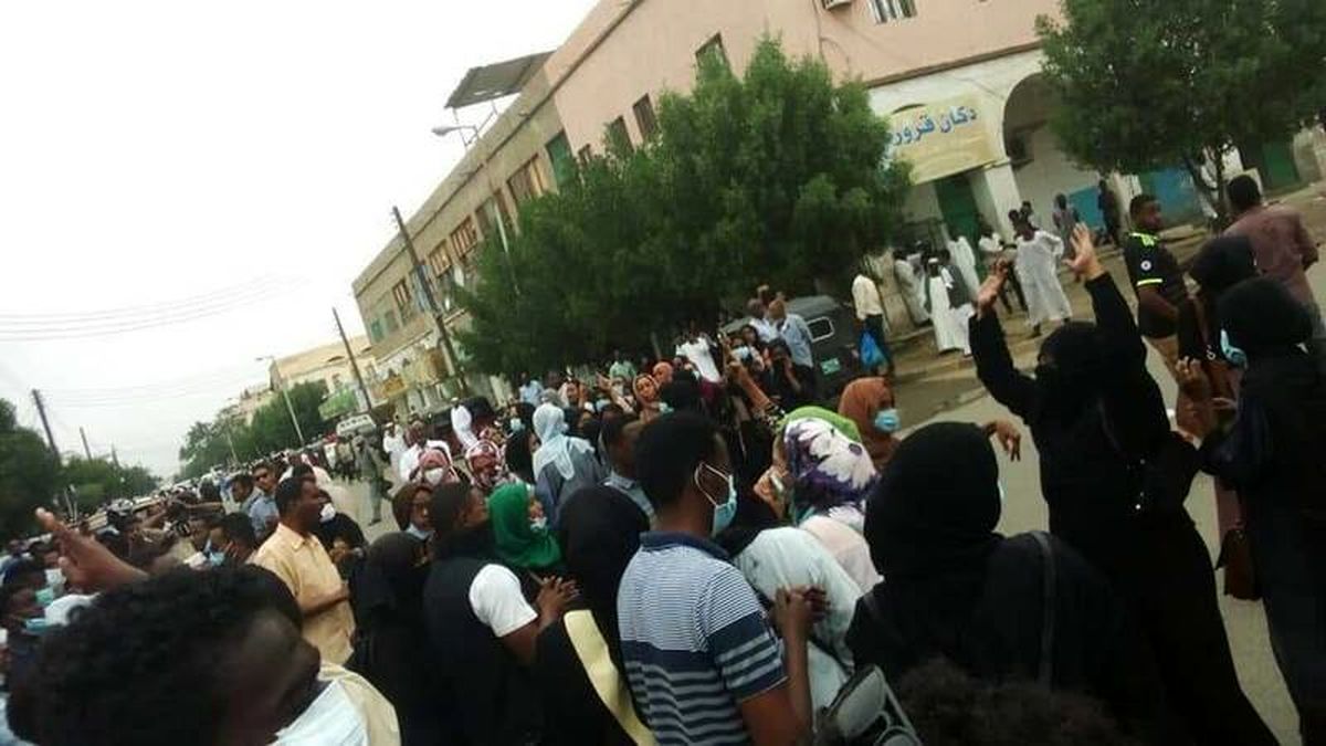 عمرالبشیر: قدرت را به ارتش واگذار می‌کنم+تصاویر