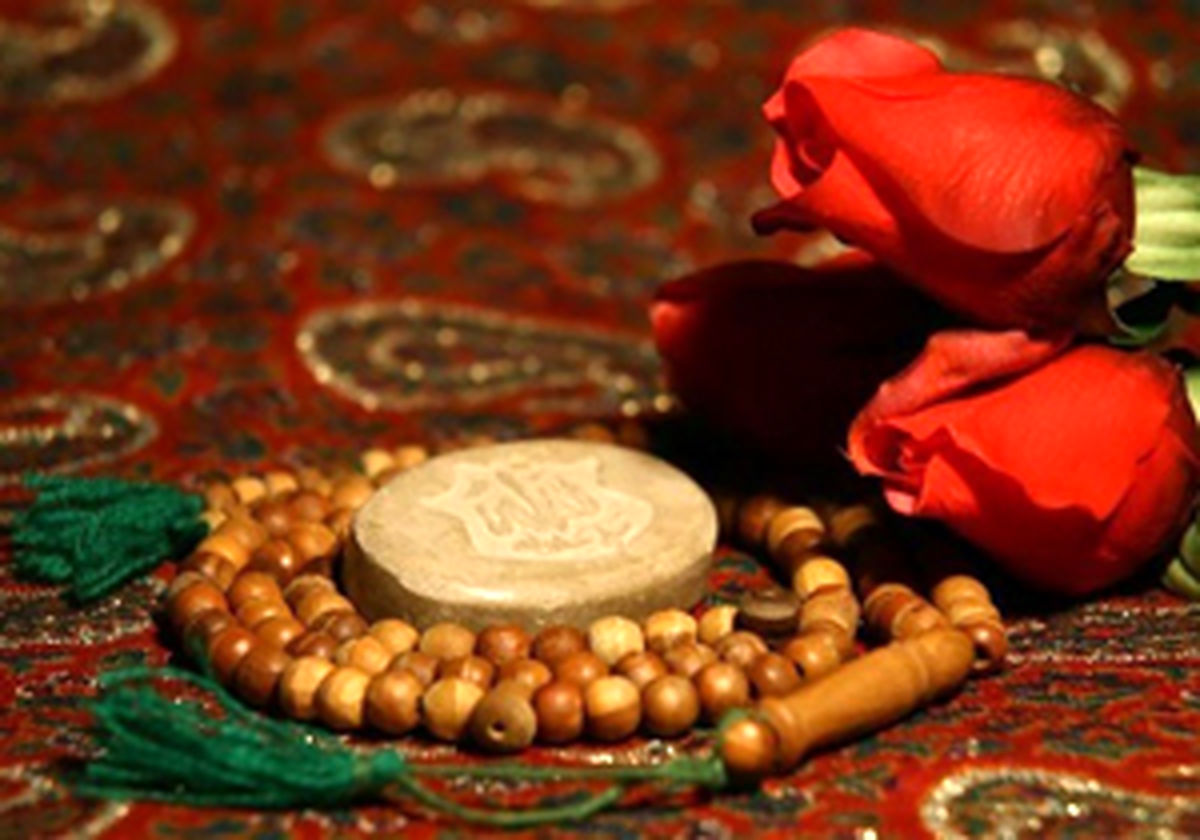 در سجده نماز، رعایت چه نکاتی مستحب است؟