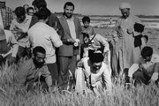 آیت‌الله خامنه‌ای با لباس بلوچی در میان مردم