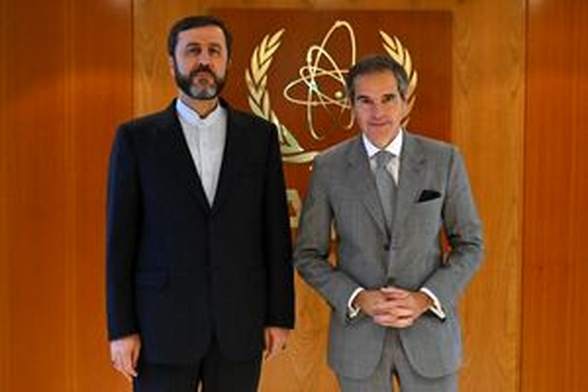 
جزئیات دیدار گروسی با غریب آبادی 
