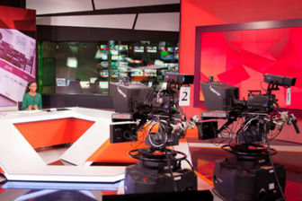 لحظه هولناک سقوط LCD بزرگ روی سر مجری تلویزیون+ فیلم